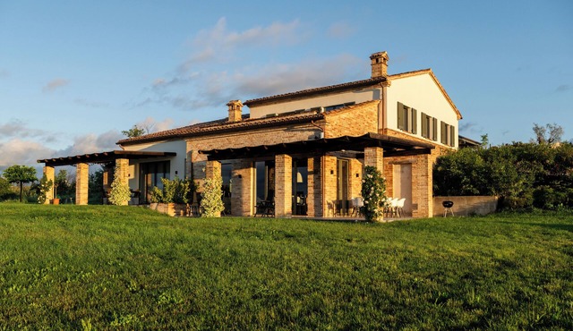 Villa Picenum: Luxury and modern six-person vacation home with pool in Le Marche.
