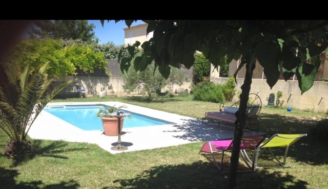 Villa + swimming pool + terrace and garden 750m2 5 minutes TGV from Avignon