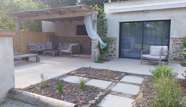 Villa with a garden, 7 km from the beaches