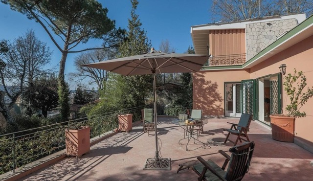 Villa with a private garden and view on St. Peter's in the heart of Rome