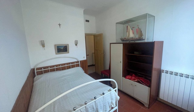 Villa with garden at the top of a hill, 10 minutes' walk from the town.