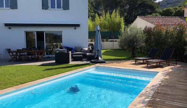 Villa with heated pool between Aix en Provence and Cassis in a Provencal village
