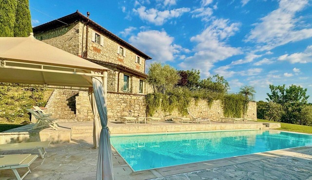 Villa with infinity pool in the Tuscan hills