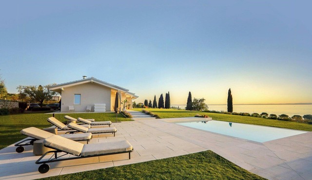 Villa with infinity pool overlooking Lake Garda