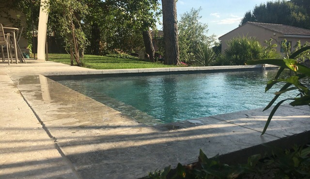 Villa with infinity pool, in secure residence, in Provence
