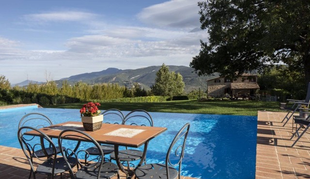 Villa with private pool in beautiful surroundings in the Marche!
