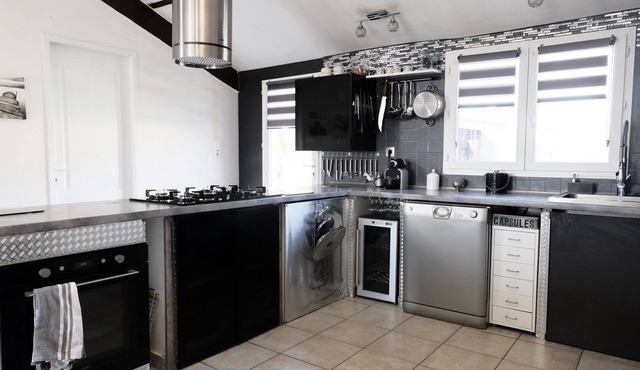 Villa with swimming pool 160 m2 10 mn beach