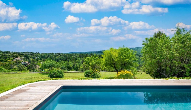 Village rental for 4 with heated pool and superb views over the Luberon valley