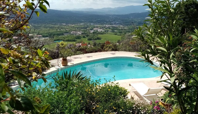 Vue Époustouflante, Studio au Bord de la Piscine Dans un Écrin de Verdure
