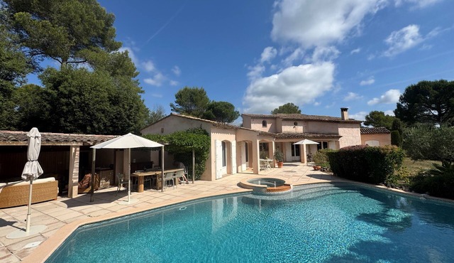 Welcome to Villa Sulvia, located between the sea and the hinterland of Provence.