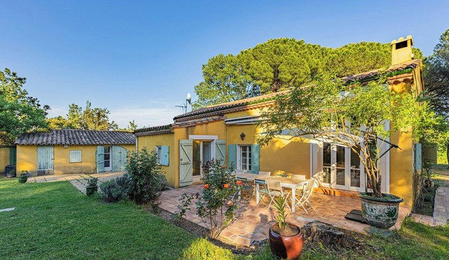 Winemaker's home by Pézenas vineyards
