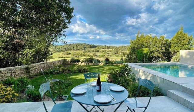 Winemaker’s Cottage with vineyard & mountain views