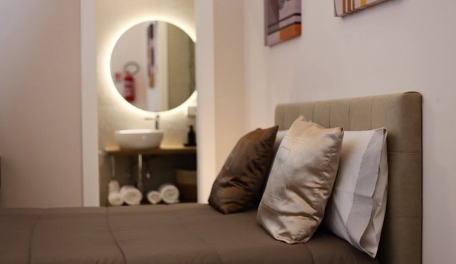 WITHIN WALKING DISTANCE OF CENTRAL STATION AND NAPLES BUSINESS CENTER.