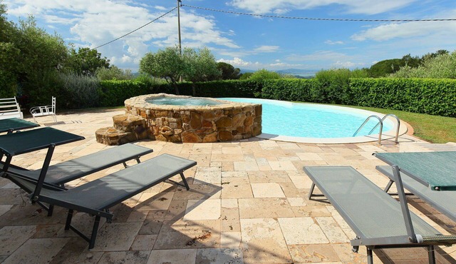Wonderful private villa with WIFI, private pool, A/C, hot tub, TV, patio, panoramic view, parking