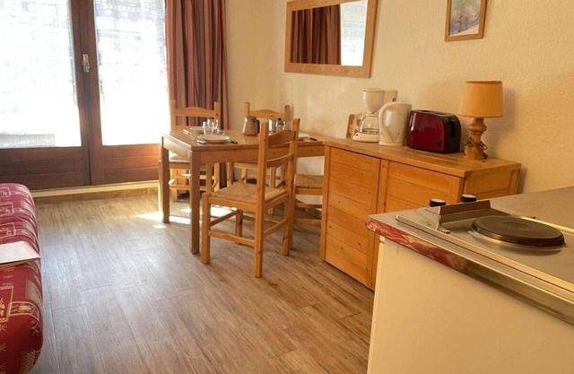 300m from resort center, 2nd floor, balcony, tv, ski locker, 25m², Risoul