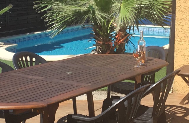 Air-conditioned pool villa 2km from the sea