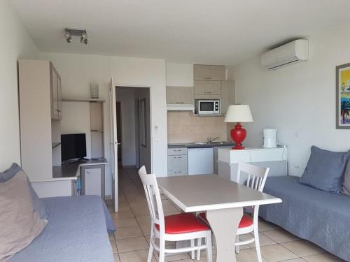 Appartement 2 Pièces avec Balcon, Climatisé, Proche Plage et Centre-Ville - FR-1-466A-2