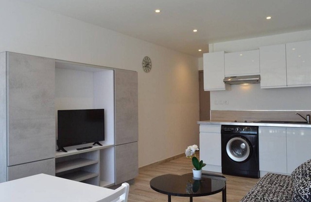 Cozy Studio, Close to Beach, Port View, Renovated, Parking, Washer Included