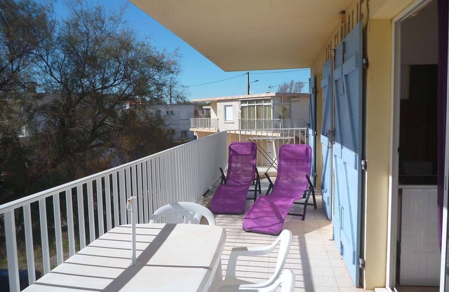 Just steps away from the beach, holiday apartment with a small sea view