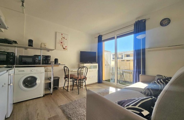 Studio lumineux avec balcon exposé sud, tout équipé et classé 2 étoiles. - FR-1-553-139