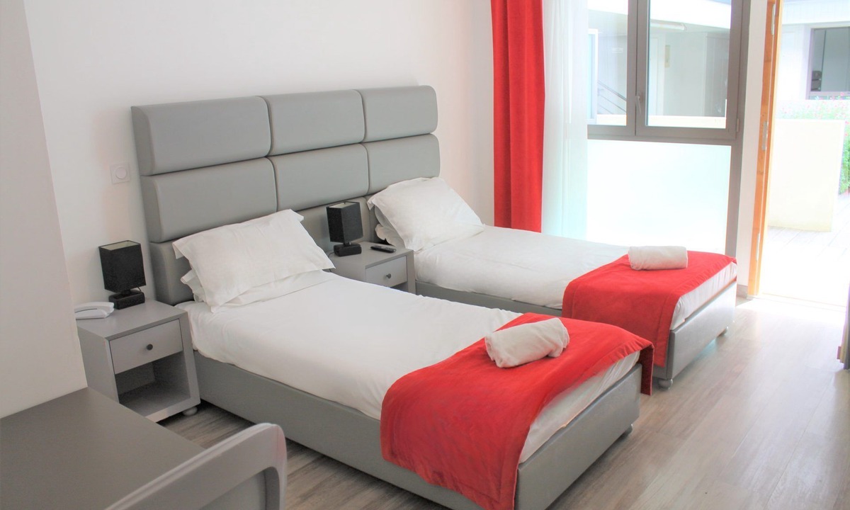 Eguilles Hotel | Relaxing Provence Getaway Near Rotonde Fountain with Pool Access