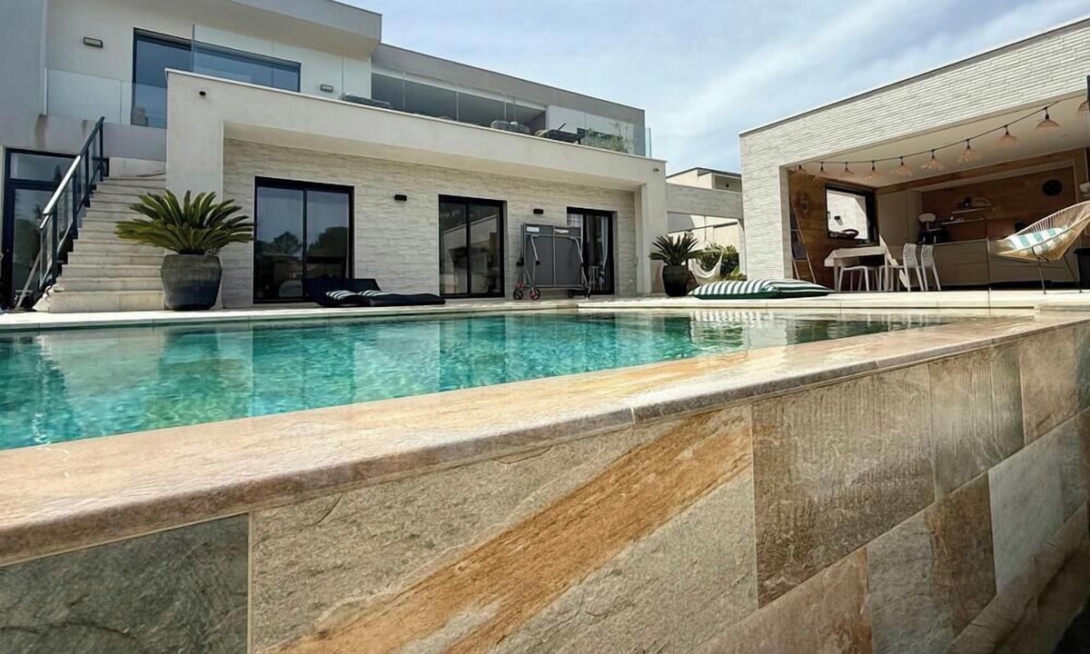Caremeau House | Luxury villa in the hills above Nîmes