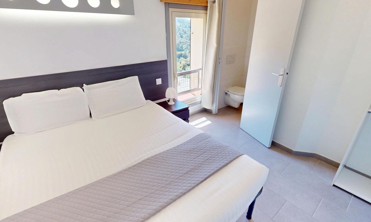 Menton Apartment | Room with air conditioning and mountain view