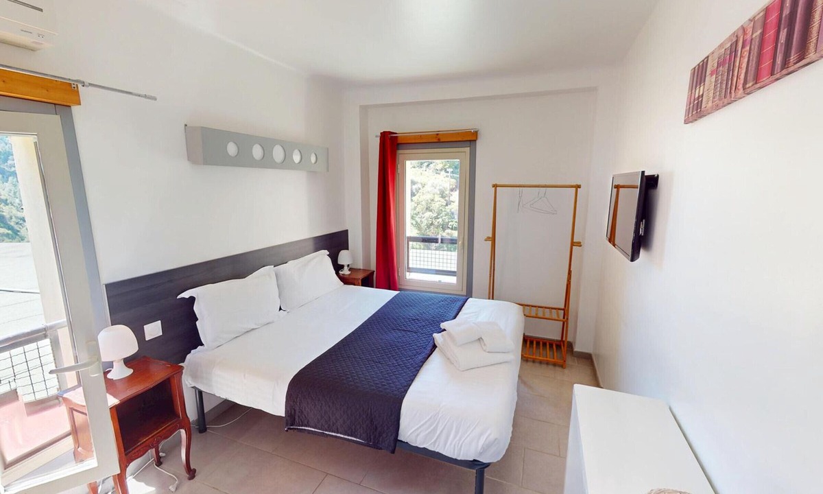 Menton Apartment | Air-conditioned room with mountain view
