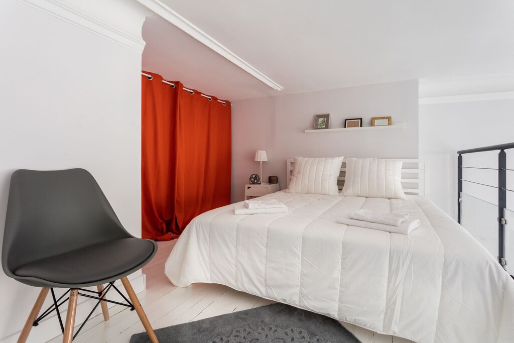 Photo of Bedroom in Comedie