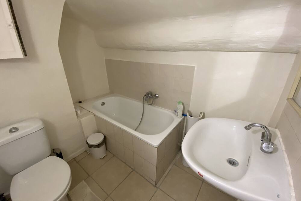 Photo of Bathroom in Saint-Lazare
