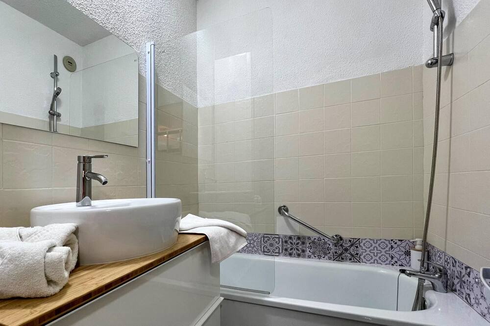 Photo of Bathroom in Enchastrayes