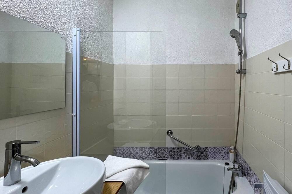 Photo of Bathroom in Enchastrayes
