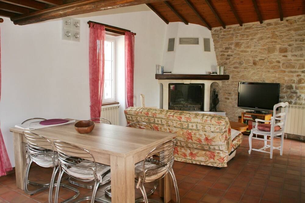 Photo of Livingroom in Saint-Marcel-de-Careiret