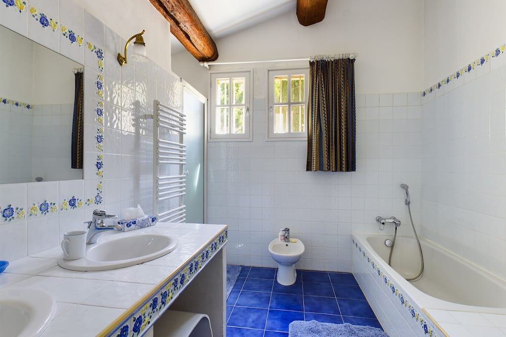 Photo of Bathroom in Les Baux-de-Provence