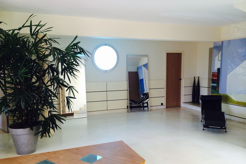 Photo of Livingroom in Roucas-Blanc
