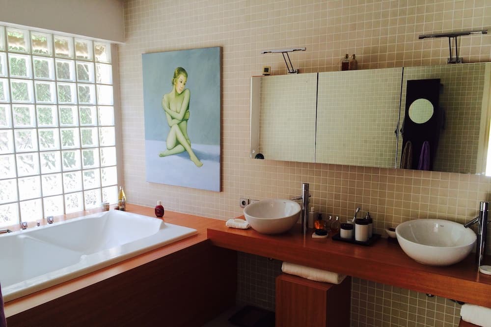 Photo of Bathroom in Roucas-Blanc