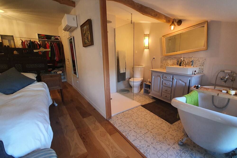 Photo of Bedroom in Roujan