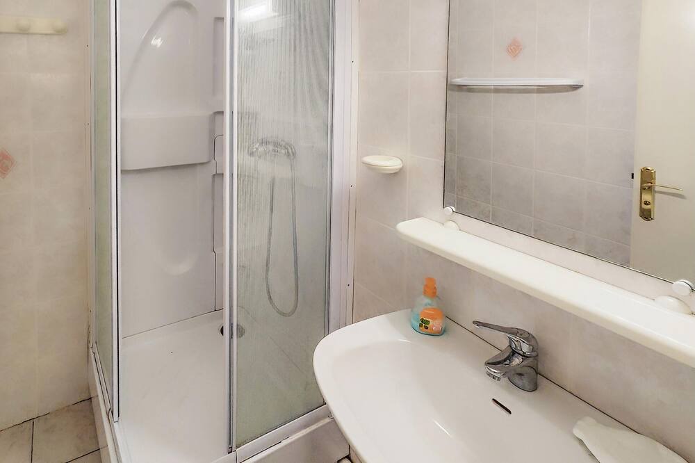 Photo of Bathroom in Nissan-lez-Enserune