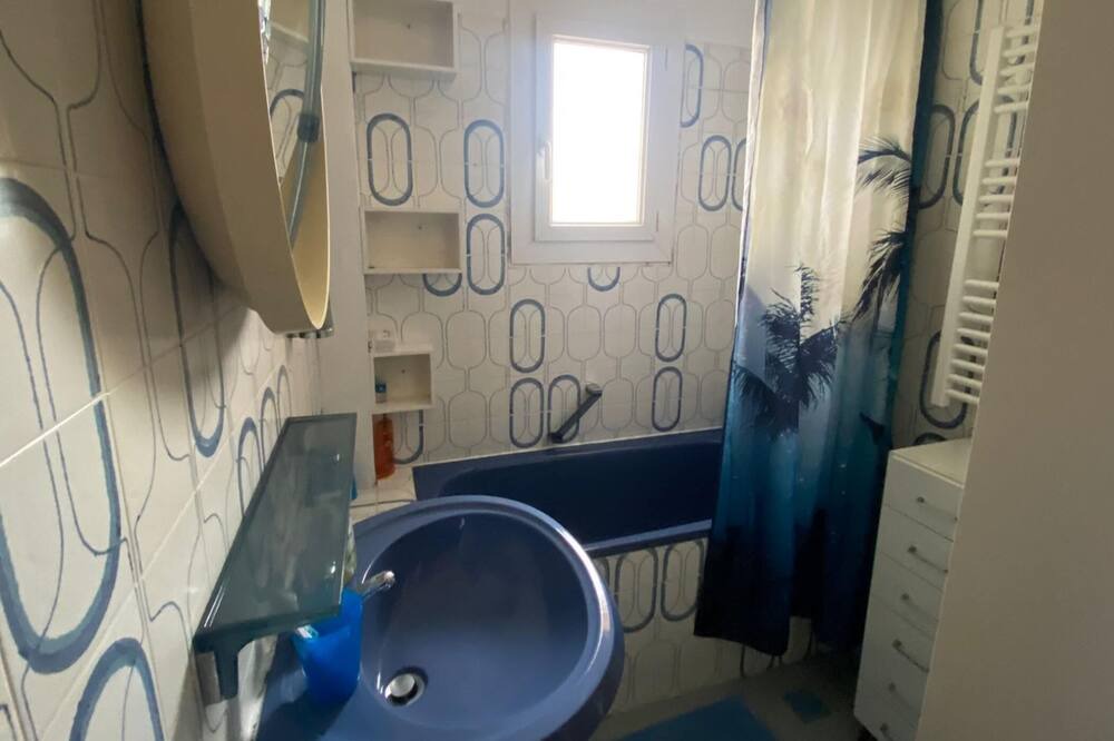 Photo of Bathroom in Baille