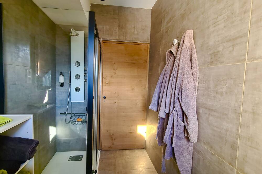 Photo of Bathroom in Gemenos