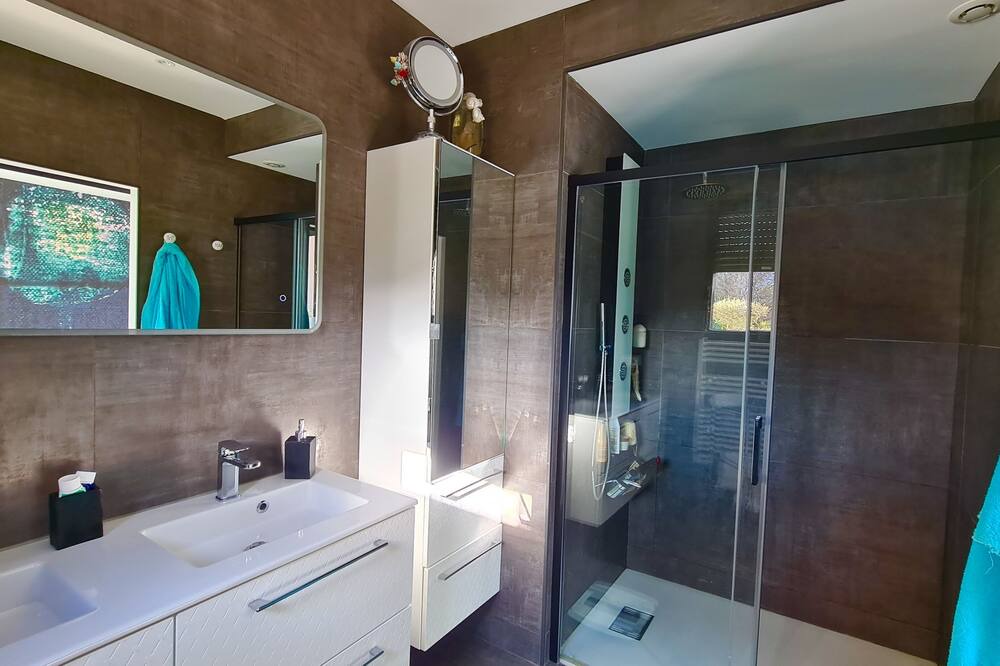 Photo of Bathroom in Gemenos