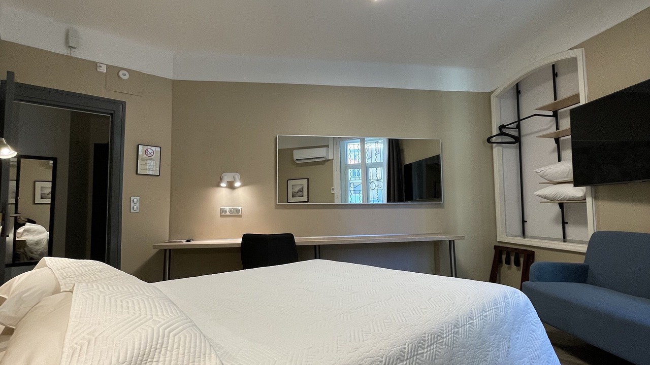 Photo of Bedroom in Comedie