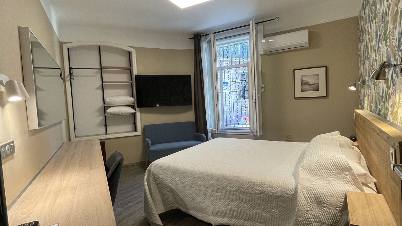 Photo of Bedroom in Comedie