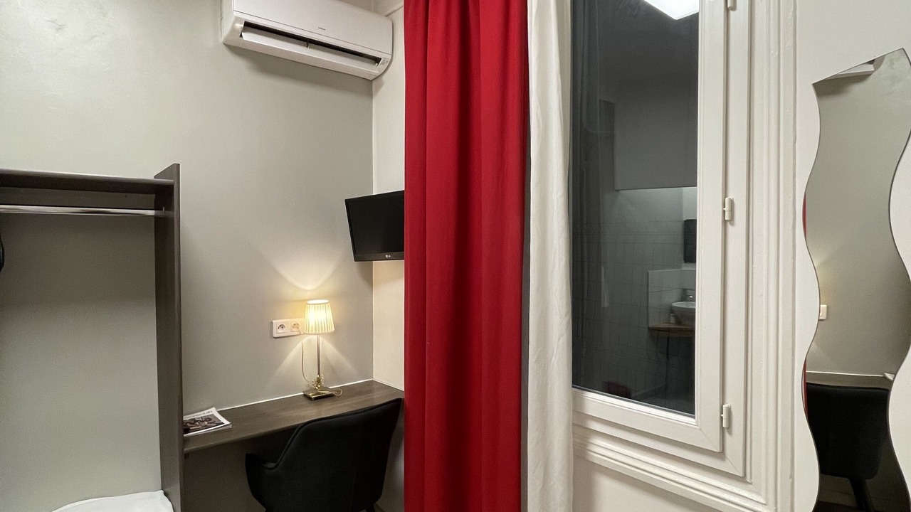 Photo of Bedroom in Comedie
