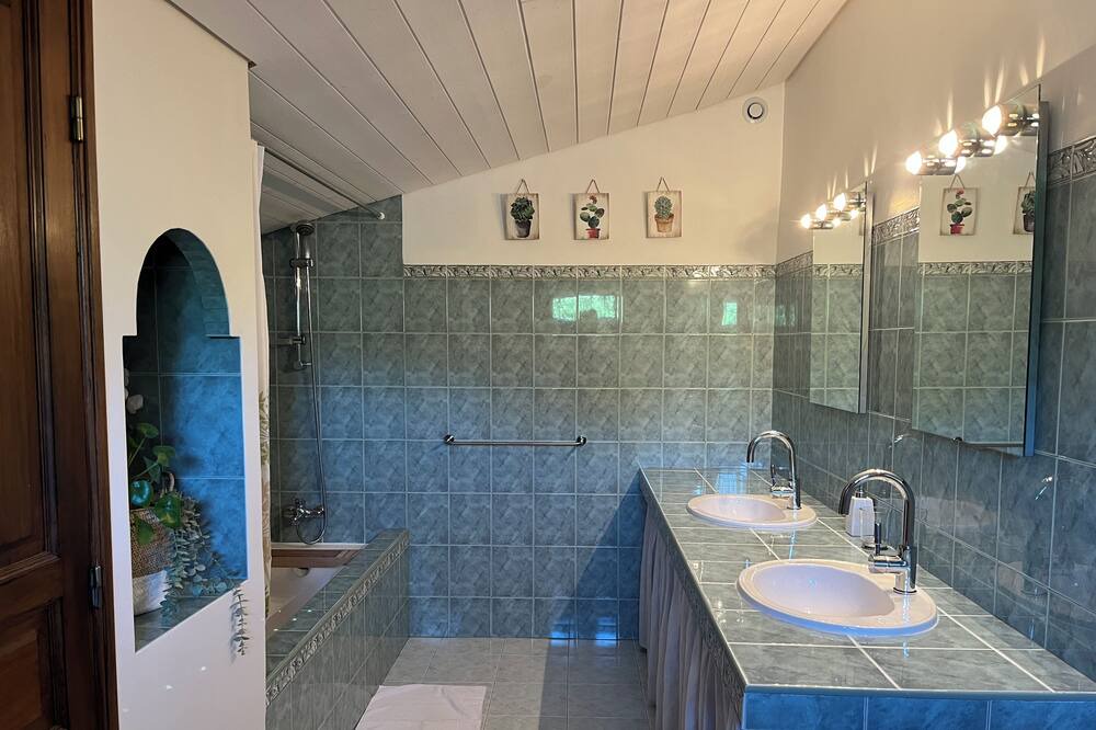 Photo of Bathroom in Cavaillon