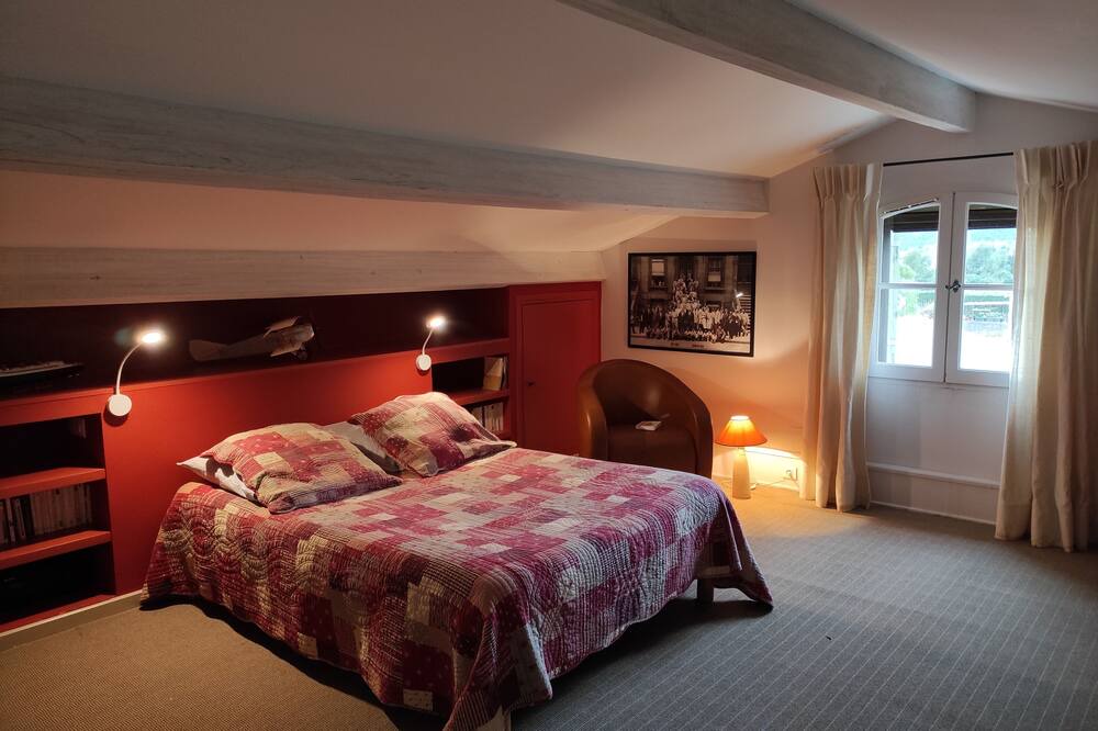 Photo of Bedroom in Maussane