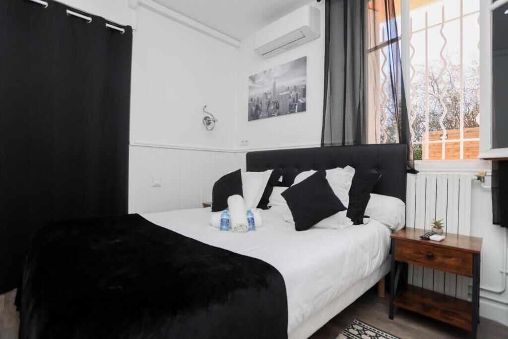 Photo of Bedroom in Mandelieu-La-Napoule