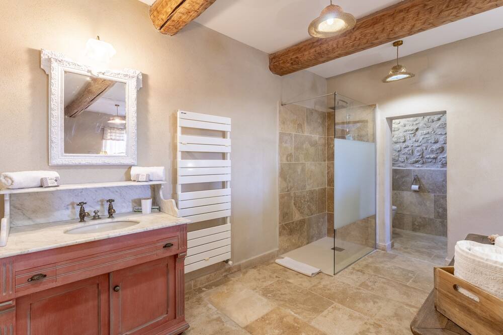 Photo of Bathroom in Lamanon