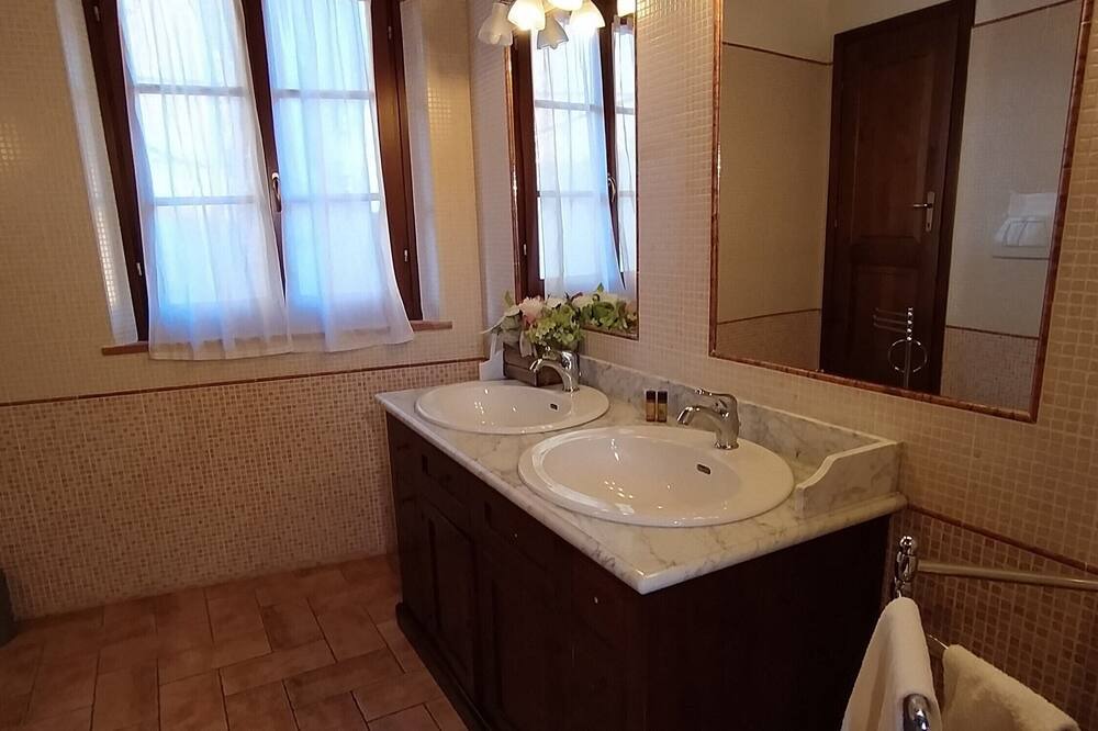 Photo of Bathroom in Marti