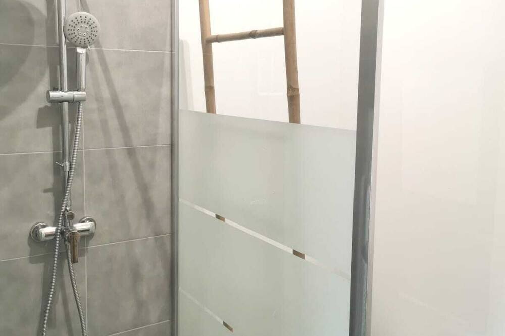 Photo of Bathroom in Pujaut